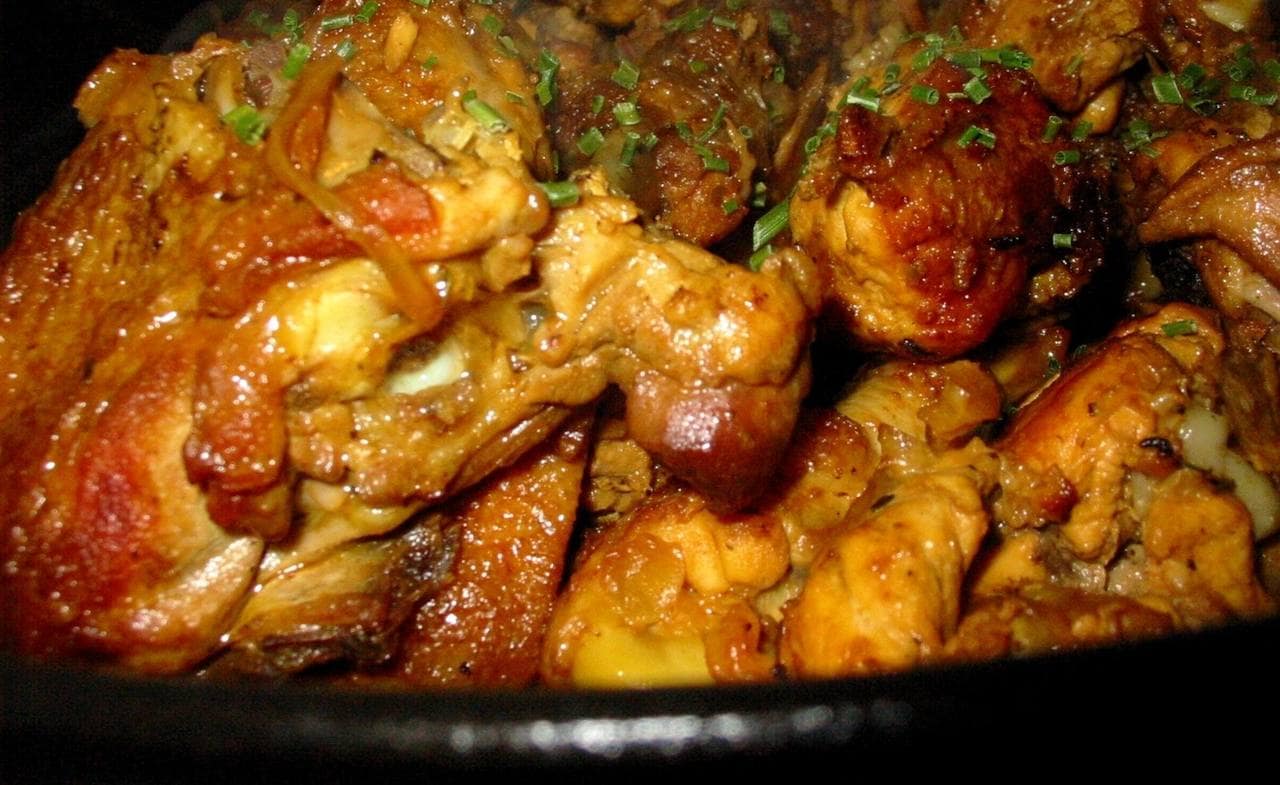 Un cari de poulet pays : le riz, les grains et le rougail suivent toujours
