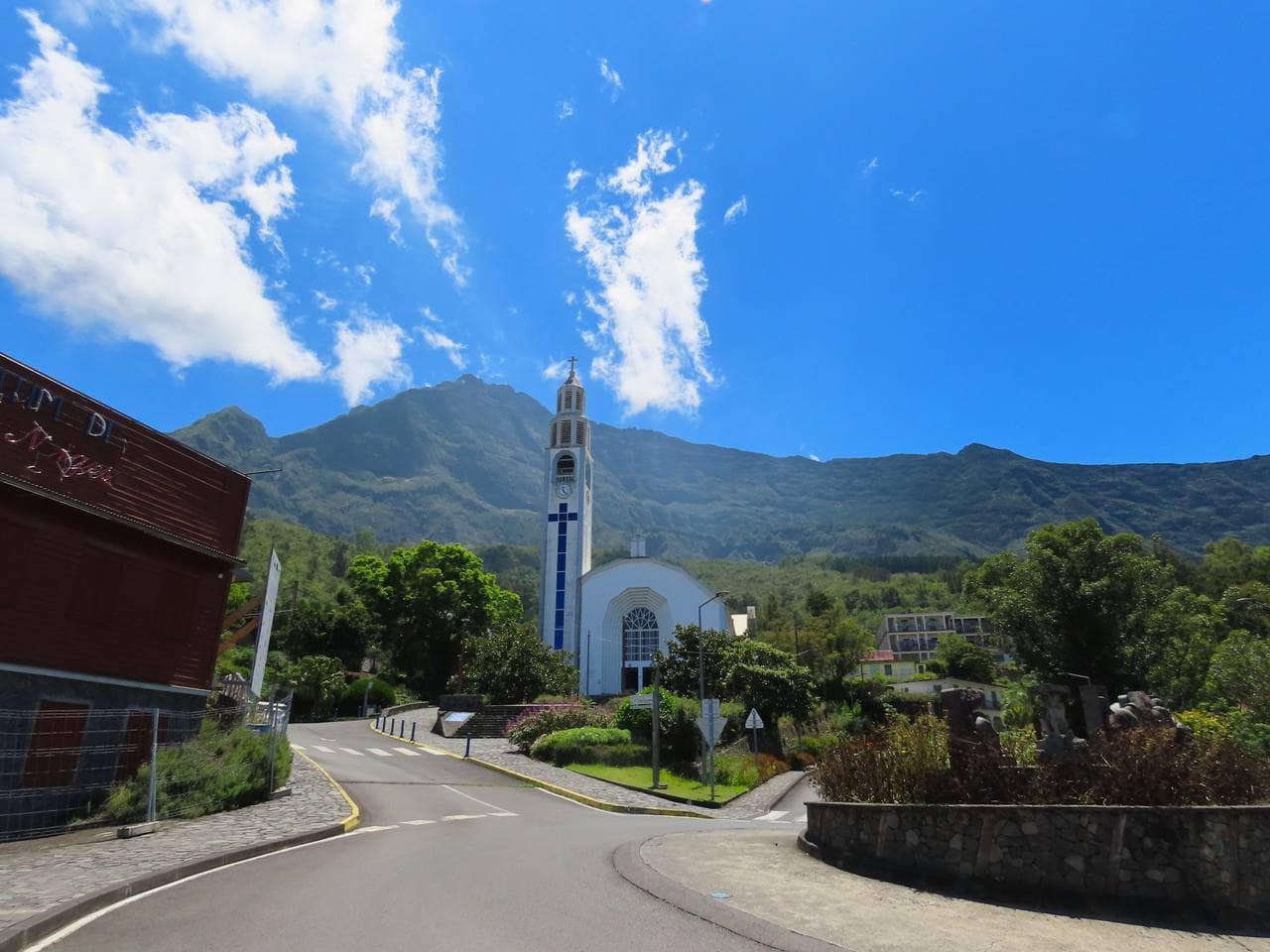 L'église Notre-Dame-des-Neiges de Cilaos, au pied des remparts.