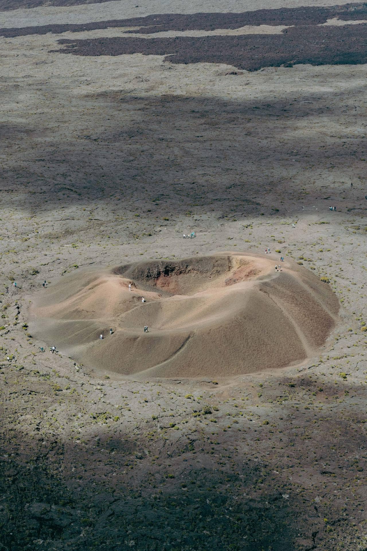 Formica Leo vu du ciel : le petit cône rougeâtre au bord de l'Enclos, sur le sentier