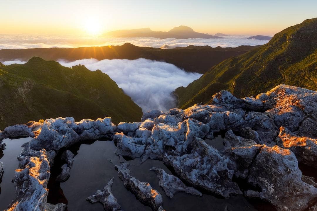 Le lever du soleil sur la mer de nuages, depuis les hauteurs du Piton des Neiges