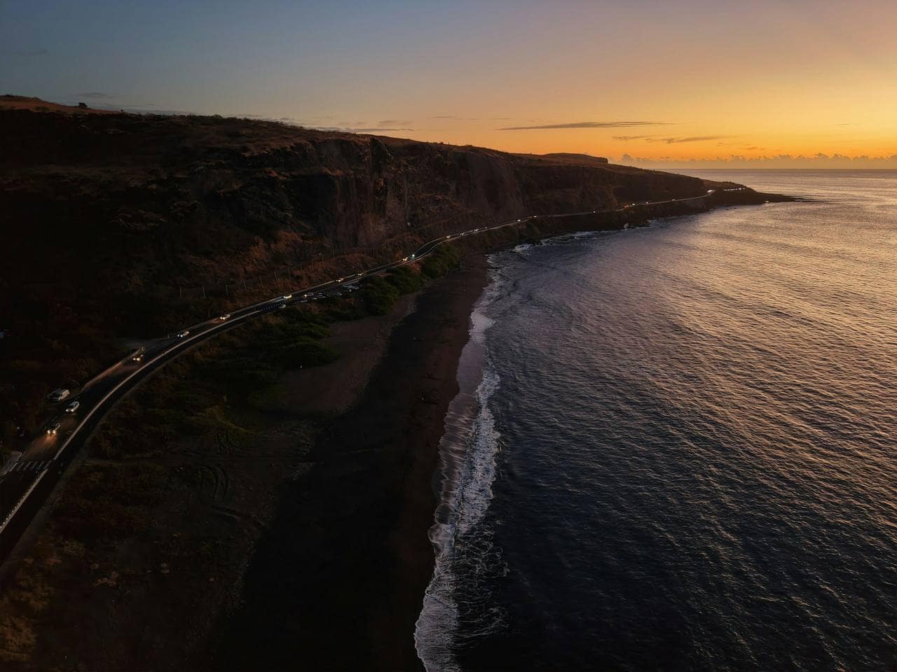 Une route côtière de La Réunion au crépuscule : tout se joue au volant