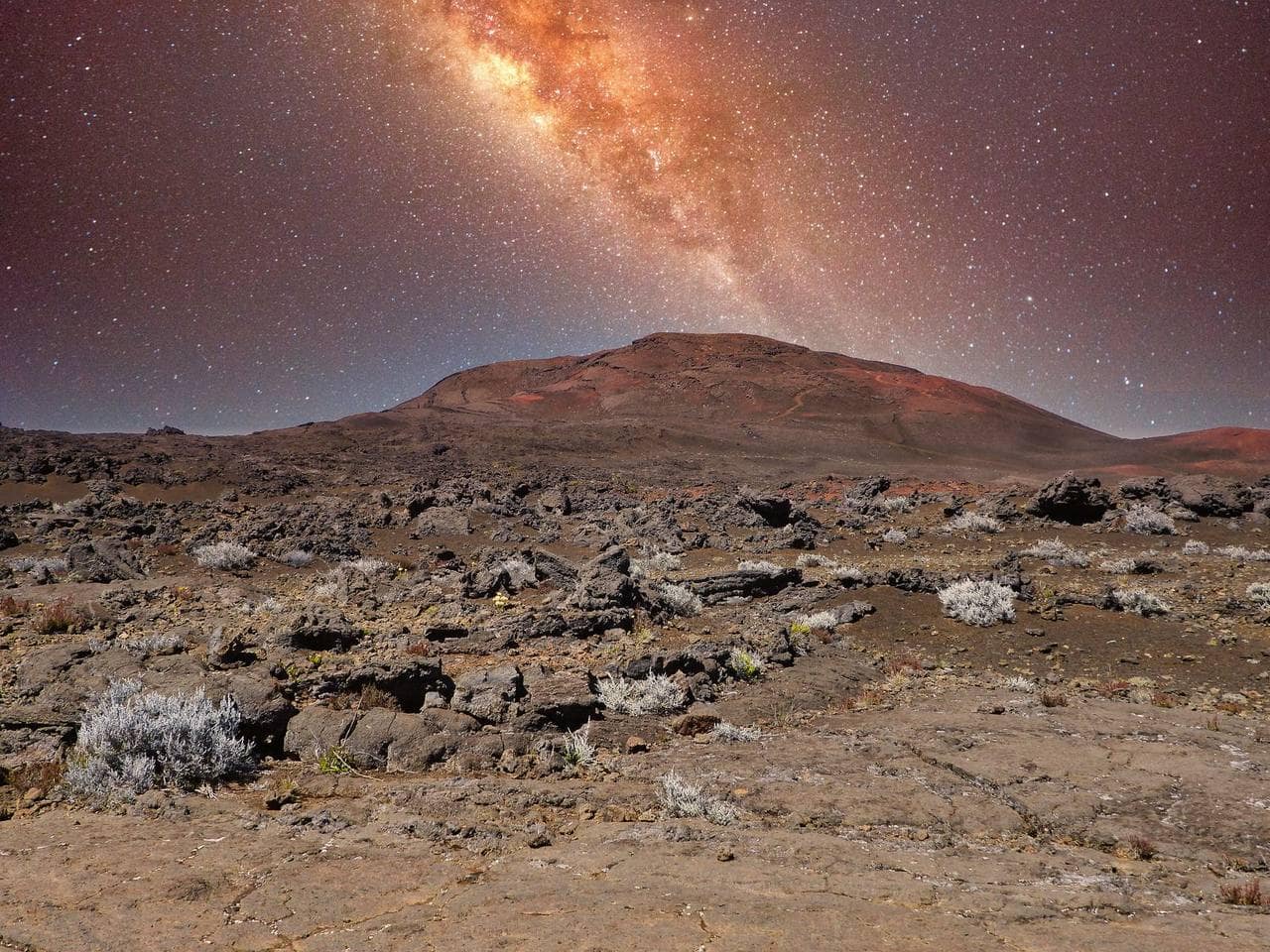 Nuit étoilée sur le volcan : la Voie lactée au-dessus du désert de lave