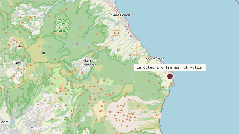 Carte situant Le Calouni entre mer et volcan