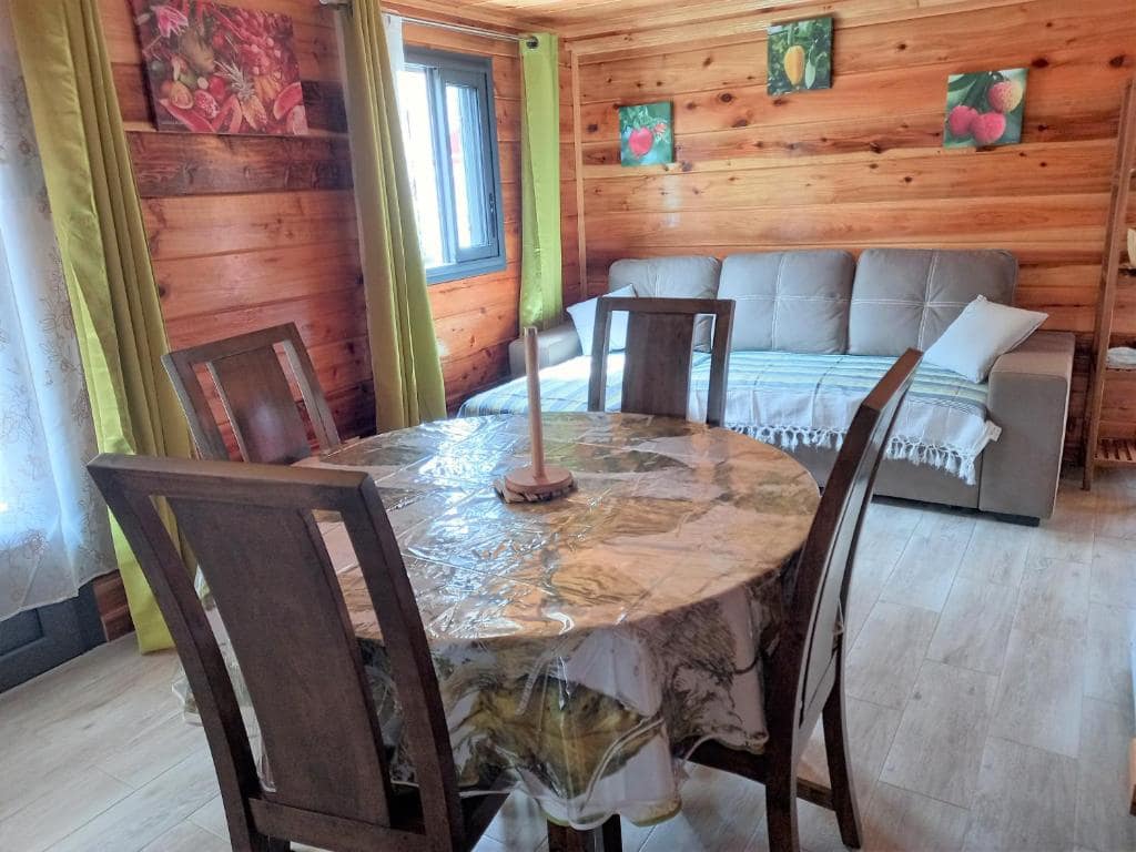 Le salon-salle à manger, ambiance bois · © CASAMELIAS Le Chalet