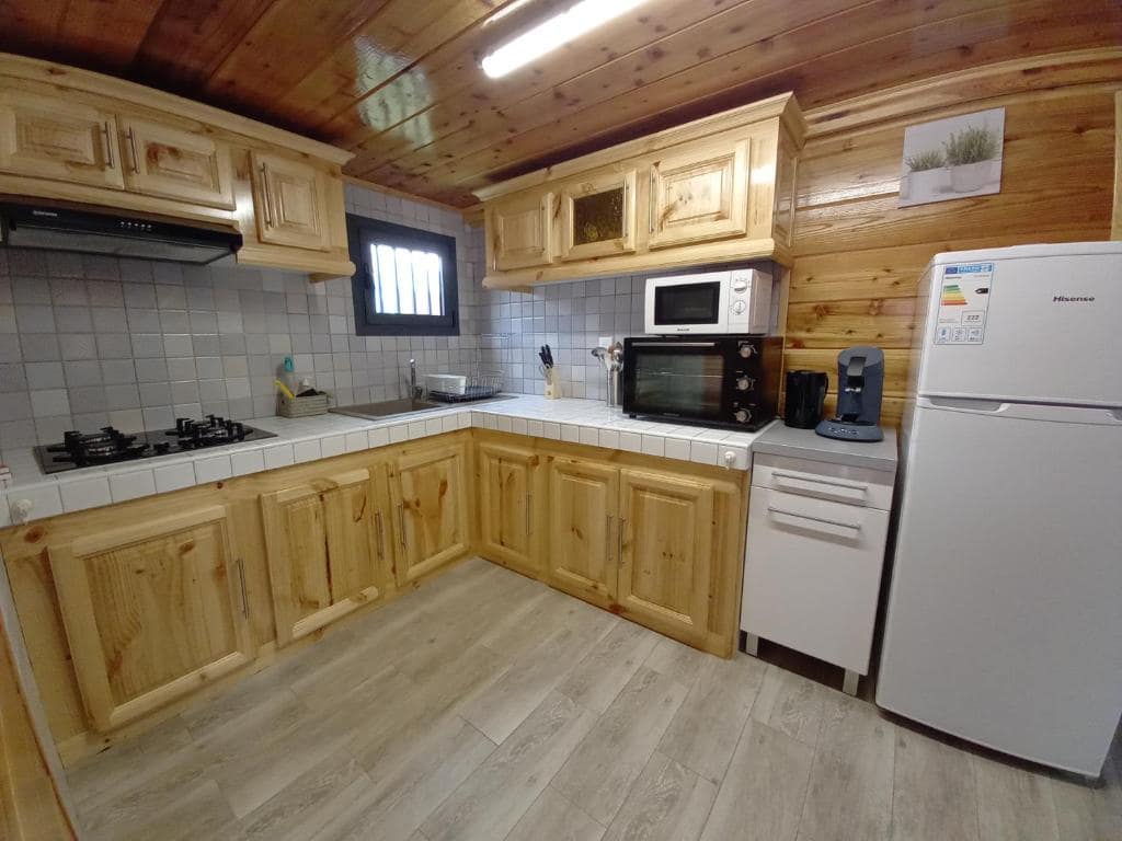 La cuisine tout équipée du chalet · © CASAMELIAS Le Chalet