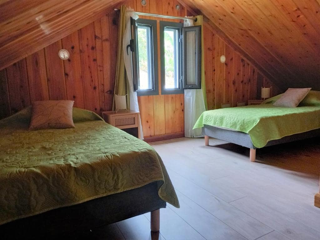 La chambre mansardée, sous les combles · © CASAMELIAS Le Chalet