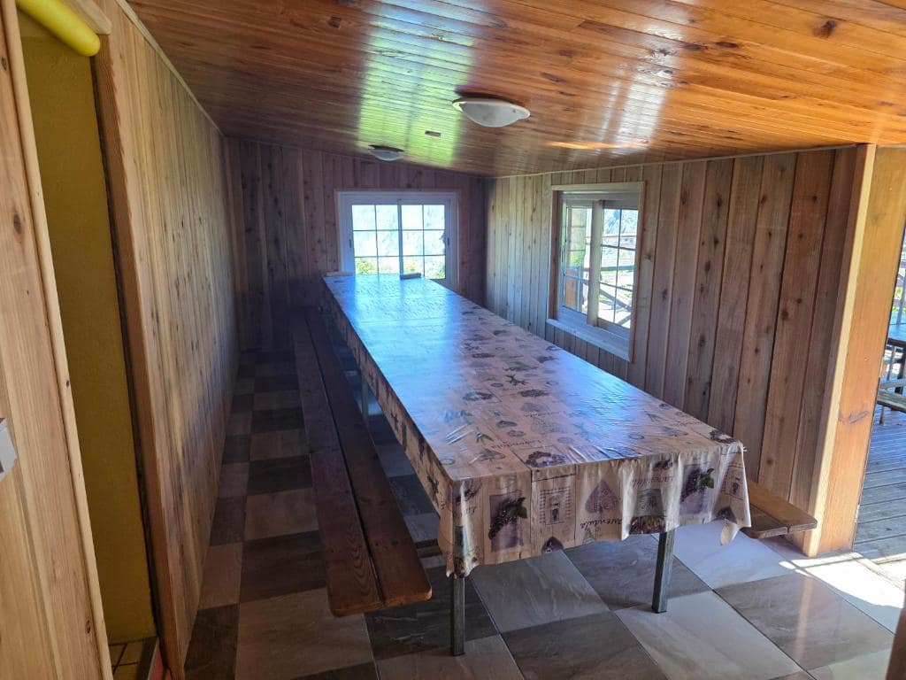 La grande table du repas du soir aux Portes du Taïbit, Cilaos · © Les Portes du Taïbit