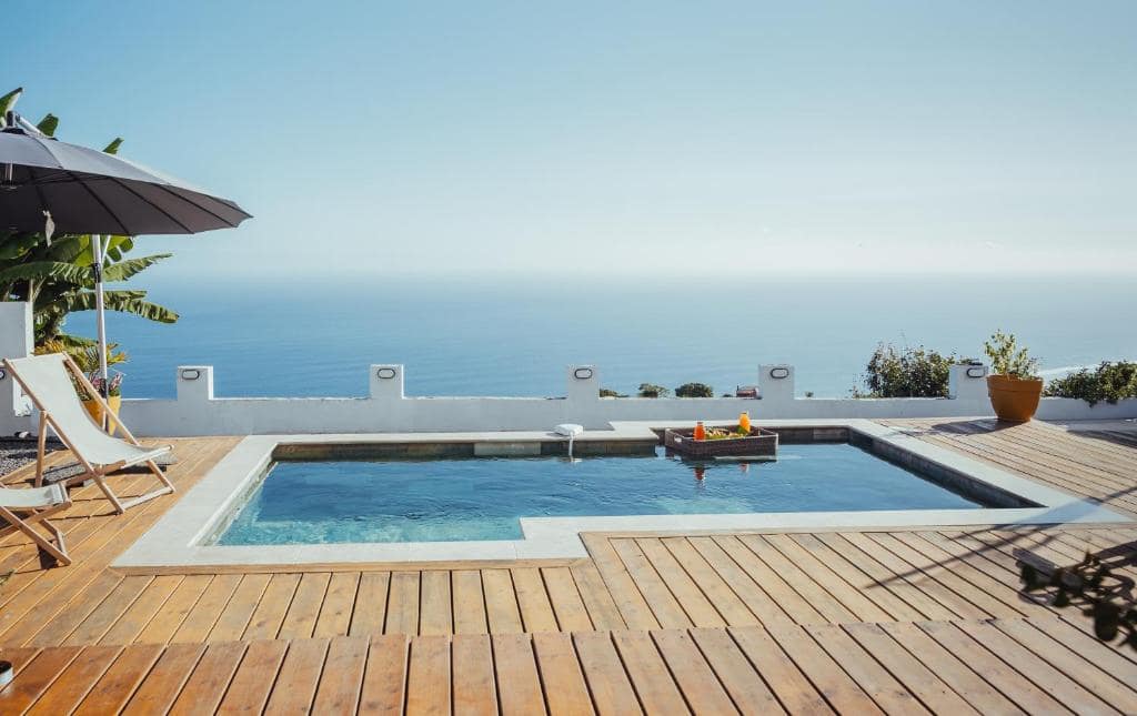 Piscine à débordement sur terrasse bois, horizon océan, Villa O Ptit Bonheur, Grande Ravine · © Villa O Ptit Bonheur